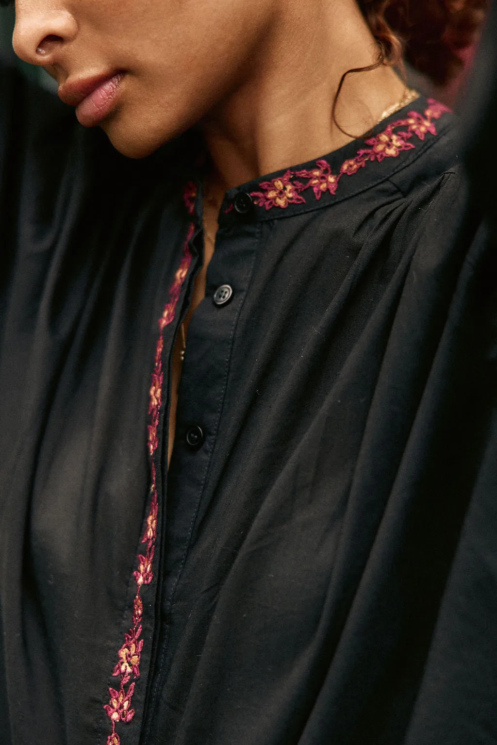 Blouse noir avec broderie - Berlia